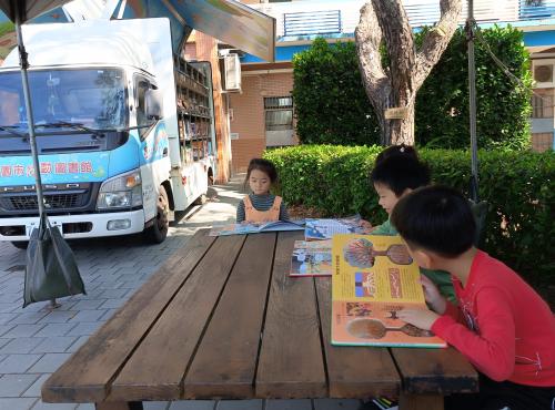 桃園市行動圖書館--學生開心閱讀.jpg